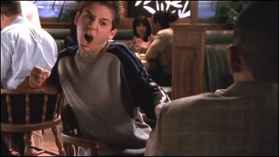 À quel jeu jouent Malcolm, Reese et Steevie au restaurant ?