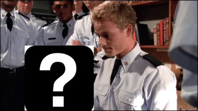 À l'école militaire, de quel objet Francis fait-il l'acquisition pour éviter au commandant Spangler d'être plus sévère ?