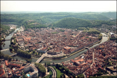 Chef-lieu du département du Doubs, ville historique, "la vieille ville espagnole" de Victor Hugo :