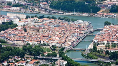 Ville du pays basque, au confluent de l'Adour et de la Nive :