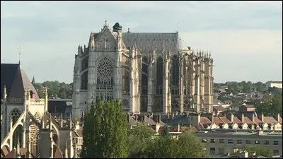 Chef lieu du département de l'Oise, célèbre pour sa cathédrale :