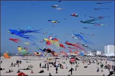 Petite ville du Pas-de-Calais, station balnéaire de la côte d'Opale :