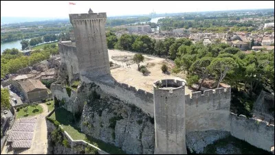 Ville du département du Gard, située sur la rive droite du Rhône, face à la ville de Tarascon :