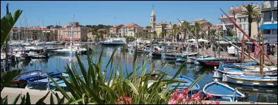 Petite ville station touristique côtière du département du Var, également connue pour ses vins :