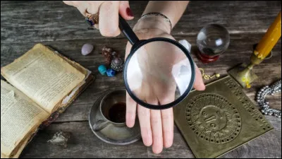 Quel est le terme dont la pratique divinatoire consiste à interpréter les lignes et les autres signes de la paume de la main ?