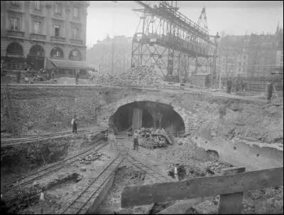 En quelle année a été construite la première ligne du métro parisien ?