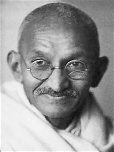 Qui est ce Mohandas , avocat, dirigeant politique, guide spirituel de l'Inde et du mouvement pour l'indépendance de ce pays, il meurt assassiné en 1948 ?