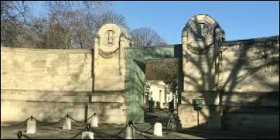 Dans quel cimetière est enterré la chanteuse Édith Piaf ?