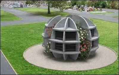 Comment s'appelle le lieu situé dans un cimetière
où se trouve des niches qui accueillent des urnes funéraires ?