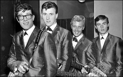 ''Kontiki'' est un titre instrumental des Shadows. Quel Norvégien effectua la traversée entre Callao (Pérou) en Amérique du Sud et l'archipel polynésien des Tuamotu sur un radeau, le Kon-Tiki afin de prouver un peuplement de la Polynésie venu d'Amérique ?