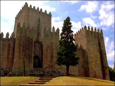 Dans quel pays peut-on voir le château de Guimarães ?