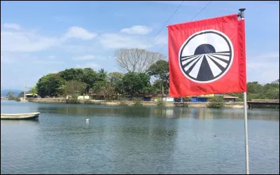 Qui est le présentateur de l'émission "Pékin Express", diffusée sur M6 ?