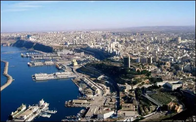 O comme cette ville algérienne surnommée « la radieuse », deuxième plus grande ville du pays avec 1 million d'habitants :