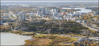 Y comme cette ville du Canada, capitale et plus grande ville des Territoires du Nord-Ouest, située sur la côte nord du Grand Lac des Esclaves :