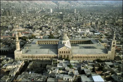 D comme cette capitale du Moyen-Orient, habitée depuis quatre millénaires, célèbre pour sa grande mosquée des Omeyyades :