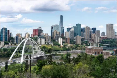 E comme cette grande ville canadienne, capitale de la province d'Alberta :