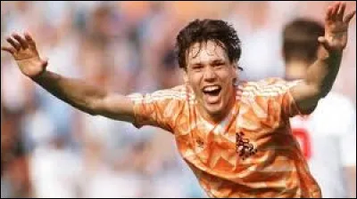 Dans quel club italien l'attaquant néerlandais Marco Van Basten s'est-il illustré entre 1987 et 1994 ?