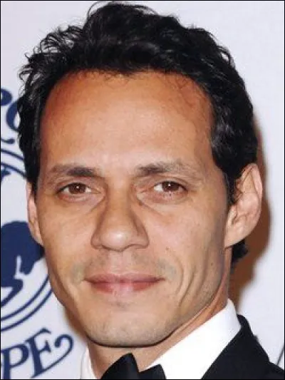 Ce chanteur et acteur américain est né en 1969. On l'a vu dans les films ''Man on Fire'' et ''The Substitute''.