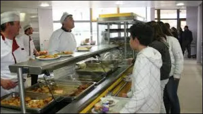 Pourquoi les collégiens vont-ils au self ?