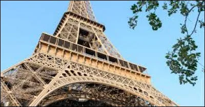 Avec quoi la tour Eiffel est-elle essentiellement fabriquée ?