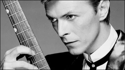 Bien qu'excellent chanteur, David Bowie ne savait jouer d'aucun instrument.