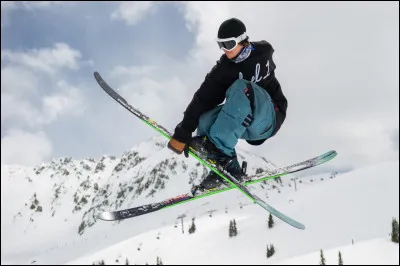 Comment s'appelle l'épreuve qui combine le saut sur tremplin de 90 mètres et le ski de fond sur 15 kilomètres ?
