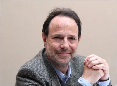 Qui est ce romancier à succès, auteur du roman ''Le Premier Jour'' ?