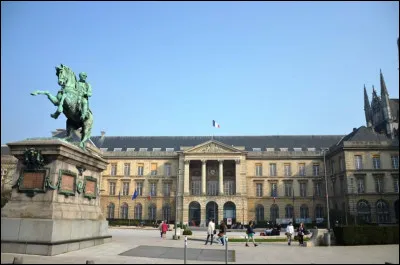 Yvon Robert, maire PS depuis 2012, ne se représente pas ; l'élection s'annonce ouverte entre Nicolas Mayer-Rossignol, Jean-Michel Bérégovoy et Jean-Louis Louvel. La ville est :