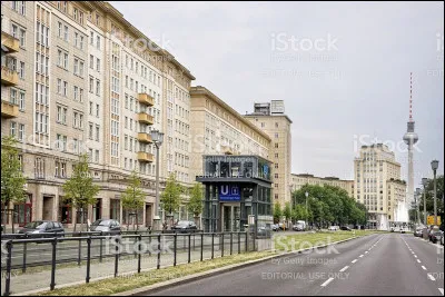 La Karl-Marx Allée, à Berlin, est connue pour :