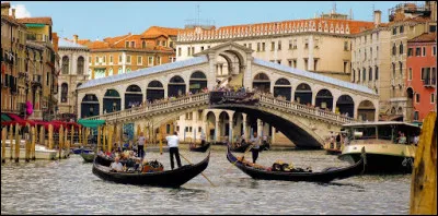 Quel est le pont le plus ancien qui enjambe le Grand Canal à Venise ?