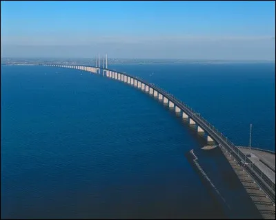 Comment se nomme le pont qui relie le Danemark à la Suède, inauguré en 2000 ?