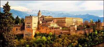 L'ancienne cité de gouvernement des princes arabes, l'Alhambra, peut se visiter :