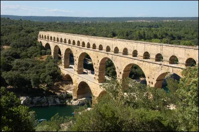 De quand date la construction du pont du Gard ?