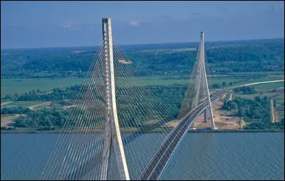 Le pont qui relie Le Havre à Honfleur s'appelle :