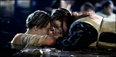 Que fait promettre Jack à Rose avant de mourir glacé ?