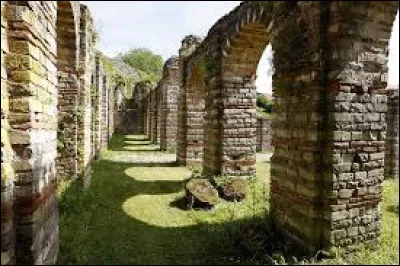 Petite ville du département du Nord, proche de Valenciennes, connue pour ses importants vestiges romains :