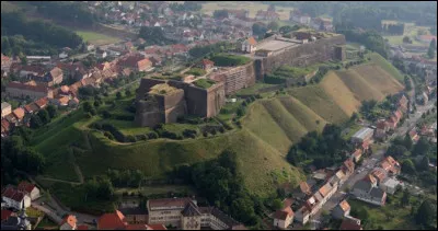 Ville du département de la Moselle, dominée par son imposante citadelle :