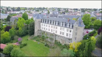 Petite ville des Mauges, dans le département du Maine-et-Loire :