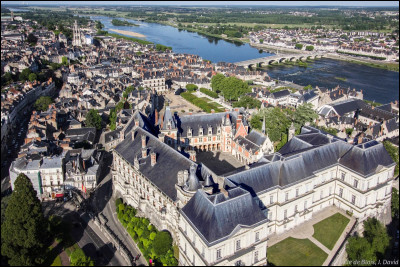 Ville traversée par la Loire, connue notamment pour son château, résidence royale sous Louis XII :