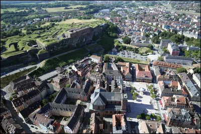 Ville de Franche-Comté, située dans une vaste voie de passage entre les Vosges au nord et le Jura au sud, restée française après la guerre franco-prussienne de 1870 :