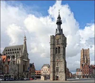Sous-préfecture du Pas-de-Calais, avec sa Grand-Place et son beffroi :