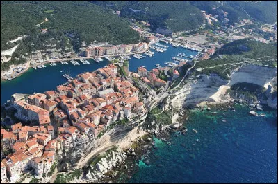 Cette petite ville de Corse, séparée de la Sardaigne italienne par un détroit, est la commune la plus méridionale de la France métropolitaine :