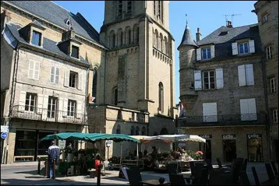 Ville située dans un bassin entre le Massif central et le Bassin aquitain, traversée par la Corrèze, juste avant son confluent avec la Vézère :
