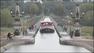 Ville du département du Loiret, au carrefour de plusieurs voies fluviales, connue pour son pont-canal enjambant la Loire :