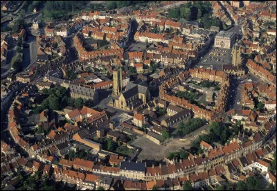 Petite ville de la plaine de Flandre, proche de Dunkerque, ancienne place forte :