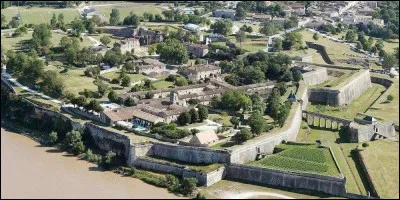 Petite ville fortifiée sur la rive droite de l'estuaire de la Gironde :
