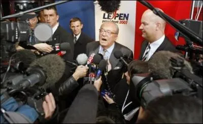 Le Front national Paca a repris une affiche anti-minarets d'un parti d'extrme droite suisse. Il y a rajout...