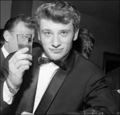 ''L'Idole des jeunes'' est une reprise de Johnny Hallyday. Quelle religion accepte qu'on adore des idoles ?