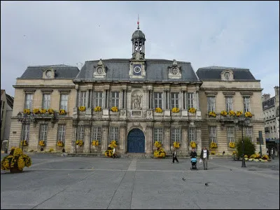 Dans cette ville où 5 listes seulement sont présentes au premier tour, François Baroin, maire (LR) depuis 1995, est à nouveau candidat :