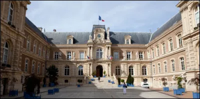 Brigitte Fouré (UDI soutenue par LR et LREM), maire depuis 2014, se représente ; elle sera face à Julien Pradat (union de la gauche) et Christophe Porquier (liste écologiste indépendante) :